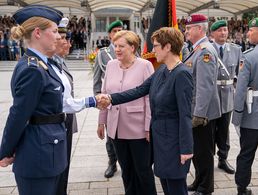 Annegret Kramp-Karrenbauer, Bundesvorsitzende der CDU, steht neben Bundeskanzlerin Angela Merkel (CDU) beim Gelöbnis im Bendlerblock. Das Gelöbnis fand im Gedenken an den Widerstand gegen die nationalsozialistische Gewaltherrschaft anlässlich des 75. Jahrestages des missglückten Attentats auf Adolf Hitler am 20. Juli 1944 statt. Foto: Michael Kappeler/dpa