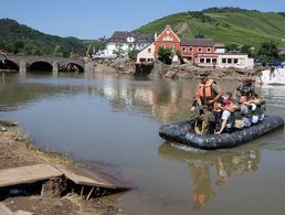 Die Bundeswehr bringt auf Schlauchbooten Anwohner über die Ahr. Mittlerweile wurde Schwimmstege und Behelfsbrücken errichtet. Foto: Twitter/Bundeswehr