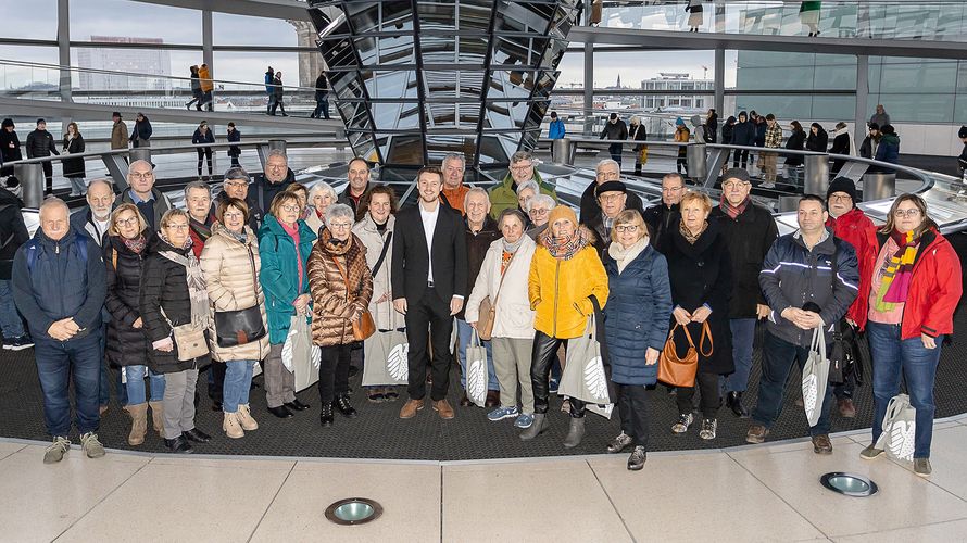 Die Reisegruppe der Kameradschaft ERH Niederstetten mit Abgeordneten Kevin Leiser (m) in der Kuppel des Reichstagsgebäudes. Foto: Uwe Paul