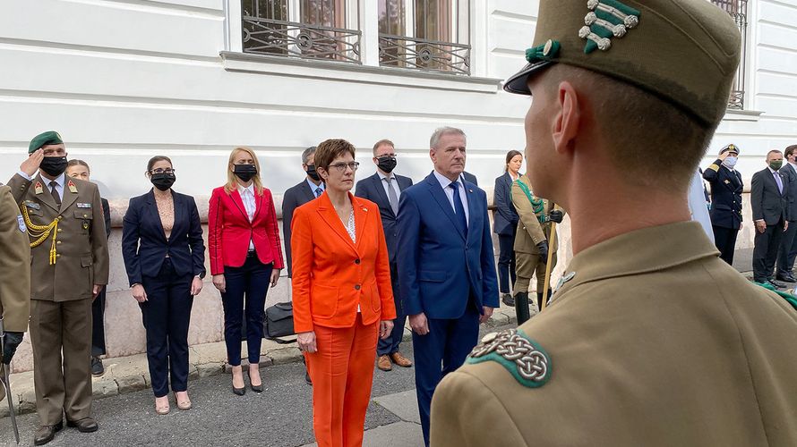 Annegret Kramp-Karrenbauer (CDU), Bundesministerin der Verteidigung, wird von Tibor Benkö, Verteidigungsminister von Ungarn, mit militärischen Ehren empfangen. Kramp-Karrenbauer ist auf einer viertägigen Reise durch mehrere Staaten an der östlichen Außengrenze der EU unterwegs. Sie will mit den Partnern über verteidigungspolitische Fragen und die laufende EU-Ratspräsidentschaft Deutschlands sprechen. Foto: dpa/Carsten Hoffmann