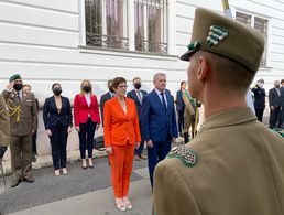 Annegret Kramp-Karrenbauer (CDU), Bundesministerin der Verteidigung, wird von Tibor Benkö, Verteidigungsminister von Ungarn, mit militärischen Ehren empfangen. Kramp-Karrenbauer ist auf einer viertägigen Reise durch mehrere Staaten an der östlichen Außengrenze der EU unterwegs. Sie will mit den Partnern über verteidigungspolitische Fragen und die laufende EU-Ratspräsidentschaft Deutschlands sprechen. Foto: dpa/Carsten Hoffmann