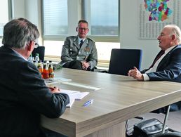 General Hans-Peter von Kirchbach (r.) und Oberst Christian Nawrat während des Interviews mit „Nordkurier”-Redakteur Mirko Hertrich (l.). Foto: Bundeswehr/Schmidt