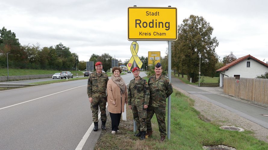 Oberstleutnant Dr. Gößlbauer (v.l.n.r.), Bürgermeisterin Riedl, Oberstleutnant Zimmermann und Stabsfeldwebel Schleicher vor der Gelben Schleife am Rodinger Ortsschild von der B85 kommend. Foto: Marco Schultz