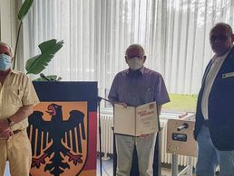 Vorsitzender Heinz Simon (v.l.), das geehrte Mitglied Uwe Hüttmann und der Bezirksvorsitzende Matthias Schneider. Foto: Ralf Werner 