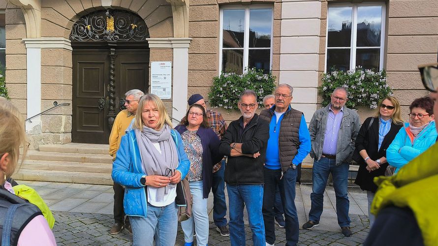 Den Streifzug durch das historische Memmingen begannen die Mitglieder der Kameradschaft ERH Memmingen  unter Führung von Führung Sabine Streck vorm Rathaus am Memminger Marktplatz. Foto: Detlef Döring