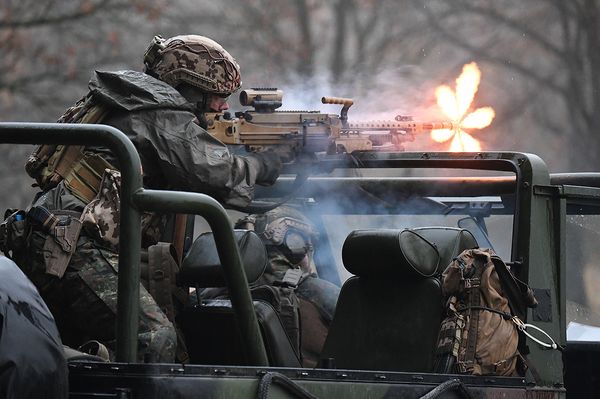 Ein Kampfschwimmer der Kommando Spezialkräfte der Marine (KSM), feuert bei einer Einsatzübung auf einem Truppenübungsplatz in der Nähe von Eckernförde mit dem Maschinengewehr MG5. Foto: Carsten Rehder/dpa