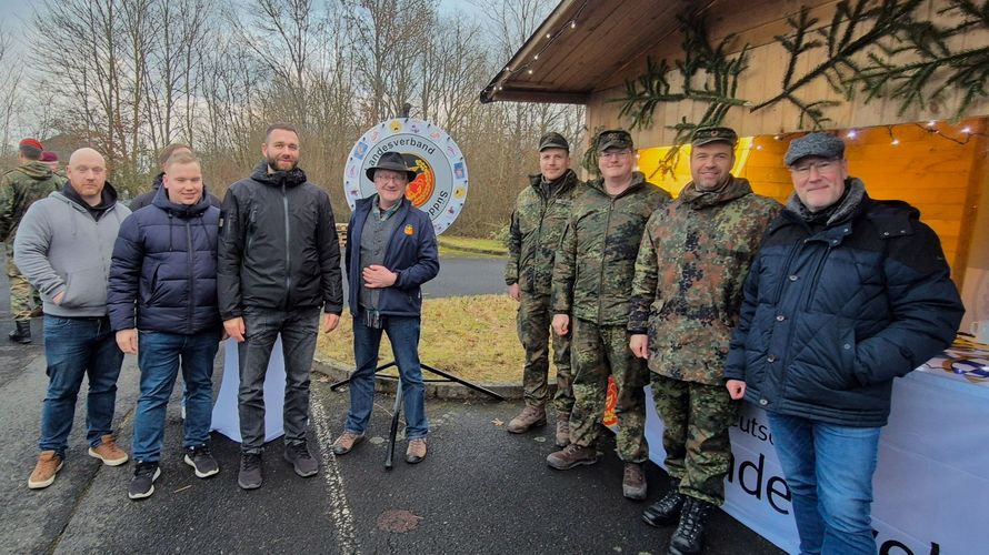 Zahlreiche Mitglieder ließen sich beim „Winterzauber“ über die Arbeit des DBwV und eine Mitgliedschaft in der Interessenvertretung beraten.  Fotos: Roland Stengl