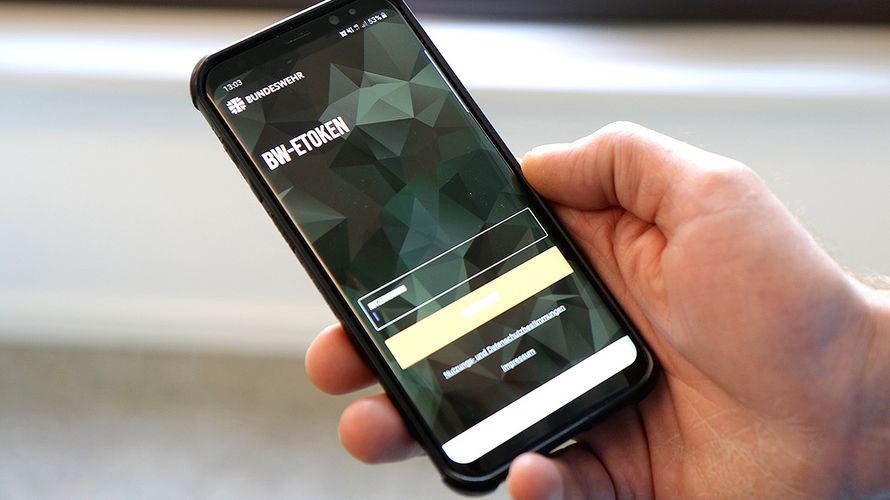 Jetzt auch mobil: Ab jetzt können eToken für das kostenlose Bahnfahren in Uniform per App gebucht werden. Foto: DBwV/Mika Schmidt