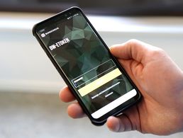 Jetzt auch mobil: Ab jetzt können eToken für das kostenlose Bahnfahren in Uniform per App gebucht werden. Foto: DBwV/Mika Schmidt