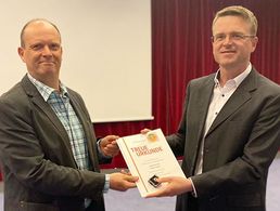 Stabsfeldwebel Heiko Stotz, Mitglied des HPR im BMVg, ist vom Bundesvorsitzenden André Wüstner für 25 Jahre Mitgliedschaft geehrt worden. Foto: DBwV