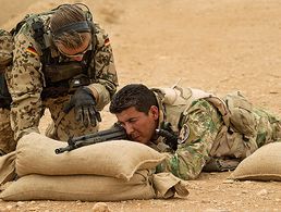 Einweisung der kurdischen Peschmerga in die Handhabung des G3-Sturmgewehrs durch Soldaten der Bundeswehr auf einer Schießanlage nahe der nordirakischen Stadt Erbil. Foto: Bundeswehr/Sebastian Wilke
