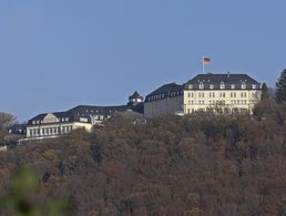 Das Steigenberger Grandhotel auf dem Petersberg in Königswinter, seit vielen Jahren Schauplatz der Petersberger Gespräche. Foto: picture alliance/imageBROKER/Siegfried Kuttig