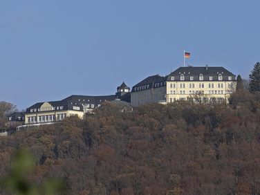 Das Steigenberger Grandhotel auf dem Petersberg in Königswinter, seit vielen Jahren Schauplatz der Petersberger Gespräche. Foto: picture alliance/imageBROKER/Siegfried Kuttig