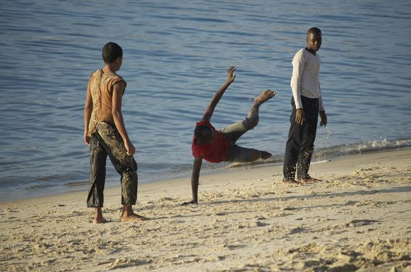 Jugendliche beim Capoeira am Strand. Der Tanz hilft beim Abbau von Aggressionen Foto: pixabay