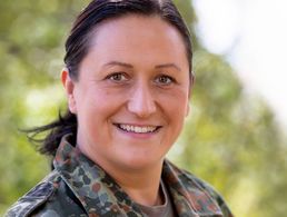 Stabsfeldwebel Magdalena Maria Gorska hat nicht nur vier Mal im Einsatz gedient, sondern setzt sich als Militärische Gleichstellungsbeauftragte für Schwierigkeiten von Männern und Frauen gleichermaßen ein. Foto: Bundeswehr/Dorow