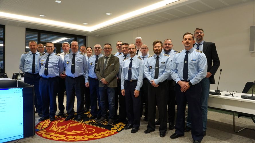 Teilnehmerinnen und Teilnehmer trafen sich unter der Leitung von Holger Weihe und Bernd Kaufmann zur Zielgruppentagung des Vorstands CIR zum Thema „Infoveranstalten TSK CIR 2024. Foto: DBwV/Eva Krämer