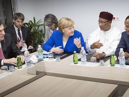 Bundeskanzlerin Angela Merkel (CDU) im Gespräch mit dem Präsidentes des Niger, Issoufou Mahamadou (2.v.r), dem Vorsitzenden des libyschen Präsidialrats, Fajis al-Sarradsch (l.) und der Präsidenten der Republik Kongo, Denis Sassou Nguesso (r.) Foto: dpa