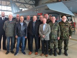 Verbandsmitglieder vor dem Eurofighter. Foto: Privat