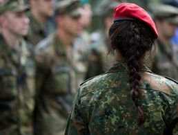 Eine Soldatin bei einer Veranstaltung der Bundeswehr in Berlin. Foto: dpa