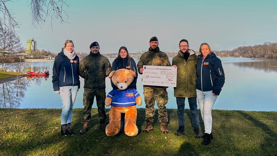 Vorsitzender Hauptfeldwebel Marvin Schäfer (4.von links) und Oberstabsgefreiter Mike Rittner übergeben die Spende der TruKa JgBtl 291 an Vertreter des ASB-Wünschewagens. Foto: Marvin Schäfer