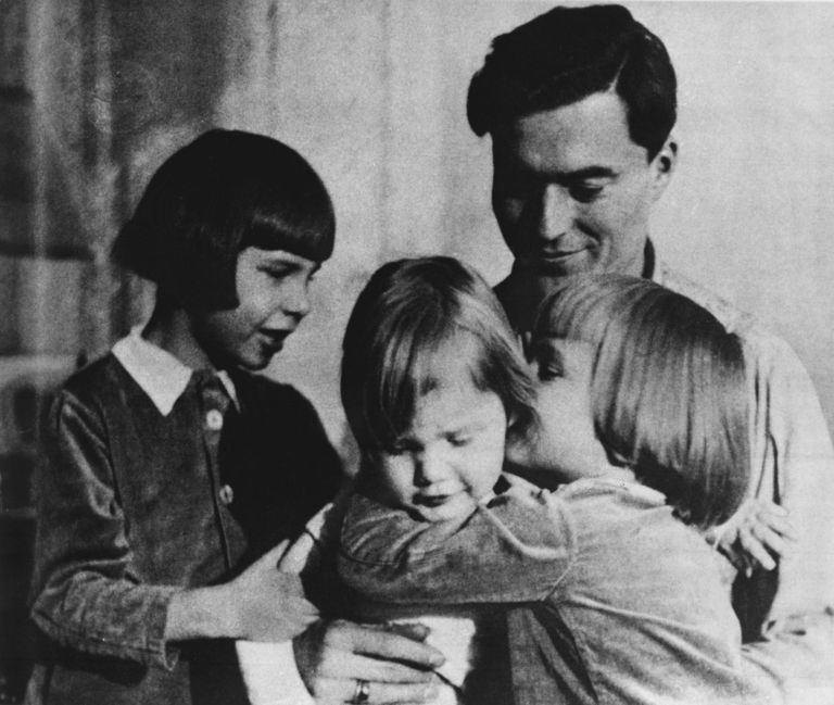 Claus Schenk Graf von Stauffenberg mit seinen Kindern Berthold Maria, Heimeran und Franz Ludwig im Jahr 1940. Foto: Picture Alliance