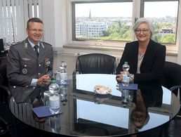 Der Bundesvorsitzende Oberstleutnant André Wüstner im Gespräch mit der Abteilungsleiterin Infrastruktur, Umweltschutz und Dienstleistungen im BMVg, Barbara Wießalla. Foto: DBwV/Yann Bombeke 