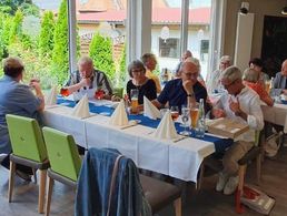 Nahezu 40 Mitglieder und Gäste kamen zum traditionellen Grillfest der Kameradschaft ERH nach Steinfurt. Fotos: Carina Rother