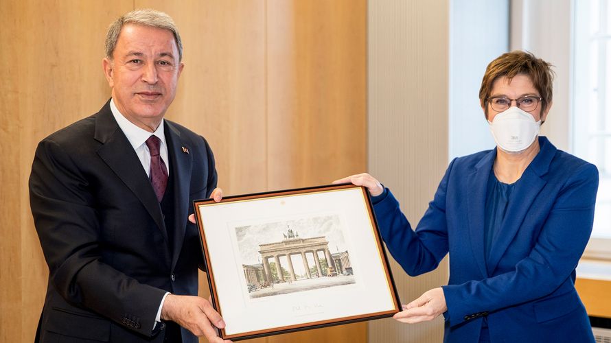 Verteidigungsministerin Annegret Kramp-Karrenbauer begrüßte ihren türkischen Amtskollegen Hulusi Akar am Dienstag zu Gesprächen im Bendlerblock. Foto: Bundeswehr, Kraatz