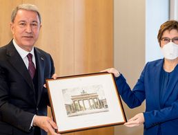 Verteidigungsministerin Annegret Kramp-Karrenbauer begrüßte ihren türkischen Amtskollegen Hulusi Akar am Dienstag zu Gesprächen im Bendlerblock. Foto: Bundeswehr, Kraatz