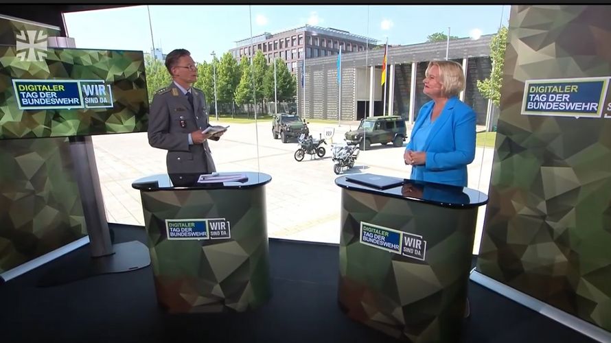 Digitaler Tag der Bundeswehr: Moderator Hauptmann David Zeidler im Interview mit der Wehrbeauftragten Eva Högl. Screenshot: DBwV