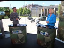 Digitaler Tag der Bundeswehr: Moderator Hauptmann David Zeidler im Interview mit der Wehrbeauftragten Eva Högl. Screenshot: DBwV