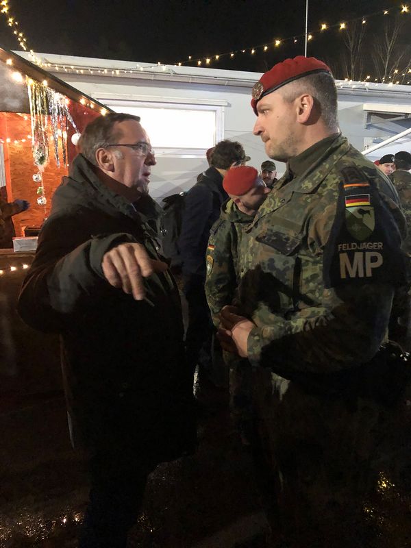 Stabsfeldwebel Jens Klemmstein, Ansprechpartner des DBwV in Rukla, im Gespräch mit dem Verteidigungsminister. Boris Pistorius nahm sich auf dem Weihnachtsmarkt im Camp viel Zeit für die Soldaten. Foto: DBwV/Kohlhöfer