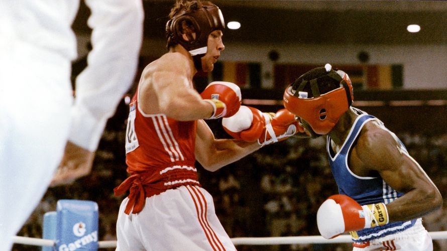 Box-Finale im Mittelgewicht bei den Olympischen Spielen 1988 in Seoul: Henry Maske (l.) wehrt die Angriffe des Kanadiers Egerton Marcus ab. Foto: picture-alliance / dpa | Behrendt, WolfgangHenry Maske