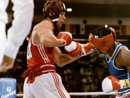 Box-Finale im Mittelgewicht bei den Olympischen Spielen 1988 in Seoul: Henry Maske (l.) wehrt die Angriffe des Kanadiers Egerton Marcus ab. Foto: picture-alliance / dpa | Behrendt, WolfgangHenry Maske