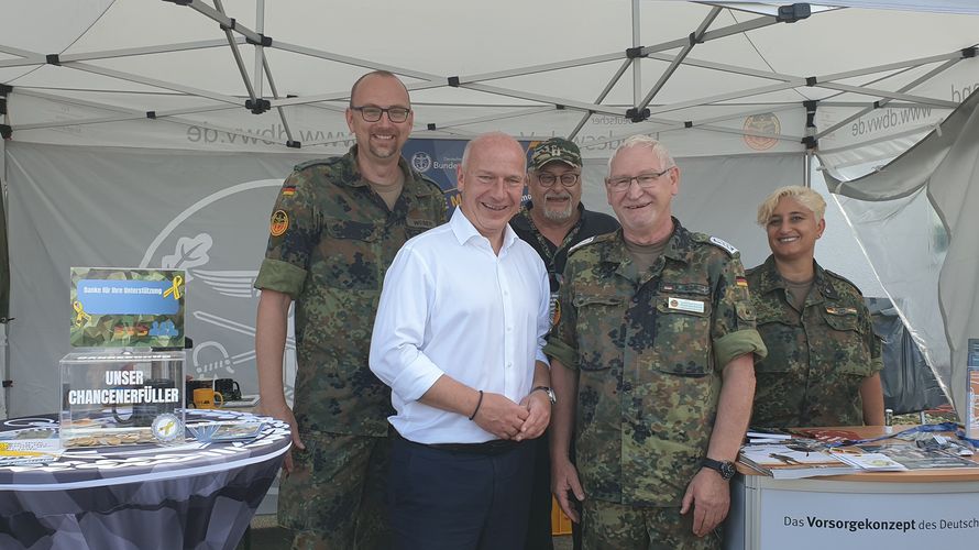 Auch der Regierende Bürgermeister von Berlin, Kai Wegner besuchte den Stand des DBwV und informierte sich über die Arbeit und die aktuellen Themen. Foto: Frank Udo Reiche