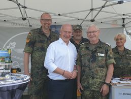 Auch der Regierende Bürgermeister von Berlin, Kai Wegner besuchte den Stand des DBwV und informierte sich über die Arbeit und die aktuellen Themen. Foto: Frank Udo Reiche