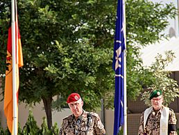 Nur wenige Stunden vor dem Anschlag: Im Feldlager Kundus hielt GeneralmajorMarkus Kneip am 28. Mai die Trauerrede für Hauptmann Markus Matthes. Foto: Bundeswehr