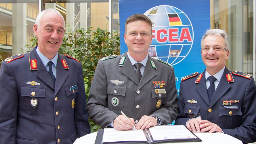 Oberstleutnant André Wüstner (M.) mit Generalmajor Erich Staudacher (r.) und Generalmajor Ansgar Rieks (l.) bei der Unterzeichnung der Kooperationsvereinbarung mit AFCEA Bonn. Foto: Hepner