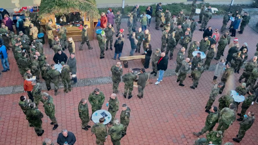 Das Winterdorf an der SABCAbw/GSchAufg Sonthofen stimmte die Angehörigen der Lehreinrichtung auf die Weihnachtszeit ein und beendete das Ausbildungsjahr an der Schule. Foto: Stefan Weyer