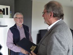 Karl-Heinz Kasten (links) erhält von Oberstleutnant a.D. Wolfgang Fischer die Treueurkunde. Foto: Hinke