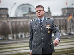 Der DBwV-Bundesvorsitzende, Oberstleutnant André Wüstner, vor dem Reichstag in Berlin Foto: DBwV/Scheurer 