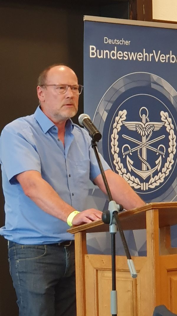 Bezirksvorsitzender Hauptmann a.D. Oliver Hartmann stellte Auswirkungen der Entwicklungen in der Bundeswehr auf die Verbandsarbeit dar. Foto: Roland Stengl