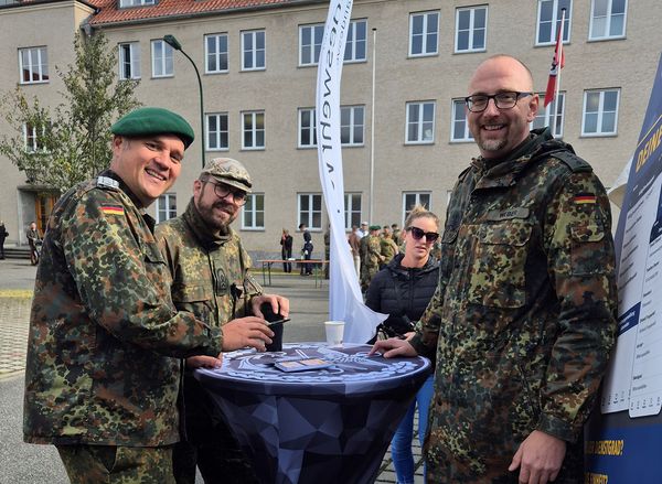 Der Vorsitzende der Truppenkameradschaft des Stabsmusikkorps der Bundeswehr, Oberstabsfeldwebel Johannes Huprich (l.), nutze die Gelegenheit zum Gespräch mit dem Bezirksvorsitzenden Berlin-Brandenburg. Foto: Christian Weber 