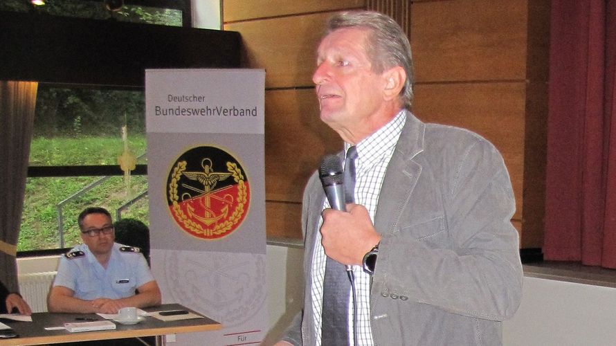 Stabshauptmann a.D. Eberhard Mandel, Fachreferent der KTMS (Bildungswerk des DBwV) informierte zum Versorgungsrecht