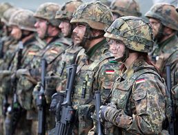 Teil der Truppe: Frauen sind in der Bundeswehr angekommen. Foto: dpa/Bernd von Jutrczenka