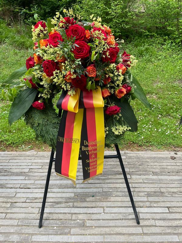 Im Wald der Erinnerung wurde ein Kranz des Deutschen BundeswehrVerbandes und der Soldaten und Veteranen Stiftung niedergelegt. Foto: DBwV