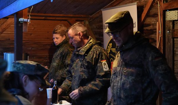 Großer Andrang herrschte am Stand des DBwV, wo sich die Teilnehmer mit Informationen rund um die Arbeit des DBwV informieren konnten. Foto: Ingolf Schulze