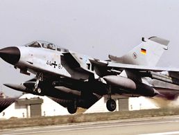 Am 23. März 1999, einen Tag vor Beginn der Nato-Luftschläge gegen die Bundesrepubik Jugoslawien, startet ein deutscher Tornado im italienischen Piacenza zu einem Aufklärungsflug über Serbien. Foto: dpa