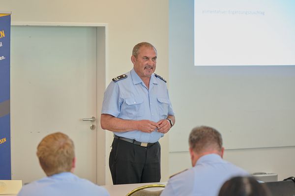 Landesvorsitzender Oberstleutnant a.D. Josef Rauch informierte über Positionen des DBwV zu sicherheitspolitischen Themen. Foto: DBwV/Ingo Kaminsky