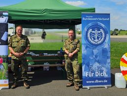 Die Standortkameradschaft Niederstetten war mit ihrem Vorsitzenden Stabsgefreiter Nico Löschner (im Bild rechts) am gemeinsamen Informationsstand mit dem Bundeswehrsozialwerk erstmalig am Familientag des Transporthubschrauberregimentes 30 mit dabei. Foto: Nico Löschner